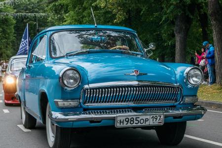 Es ist ein GAZ M-21 Wolga, der von 1956 bis 1970 in Gorki, dem heutigen Nischni Nowgorod, in Russland produziert wurde.