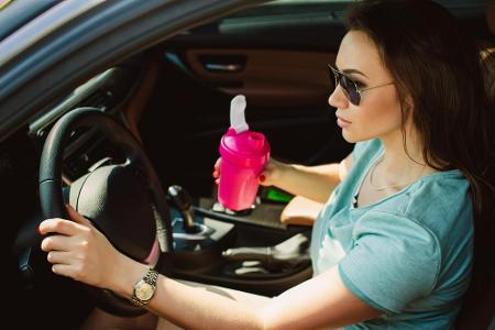 Wie immer gilt: Trinken Sie genug. Möglichst nicht beim Autofahren selbst, sondern bei Pausen. Von denen man ja ebenfalls ni...