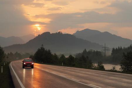 Wenn Sie eine längere Strecke vor sich haben, dann fahren Sie morgens oder abends los, um die kühleren Stunden zu nutzen. Wä...