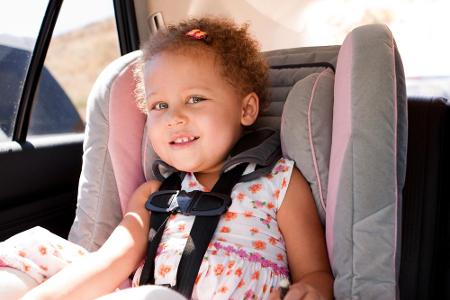 Bedecken Sie Kindersitze vor der Fahrt immer mit einem Tuch. Direkte Sonneneinstrahlung heizt den Stoff auf. Überprüfen Sie ...