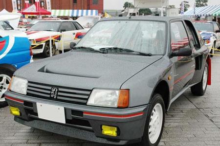 Ursprünglich war der Peugeot 205 ein braver Kleinwagen mit Frontantrieb. Für die Gruppe B mutierte er zur wilden Fahrmaschin...