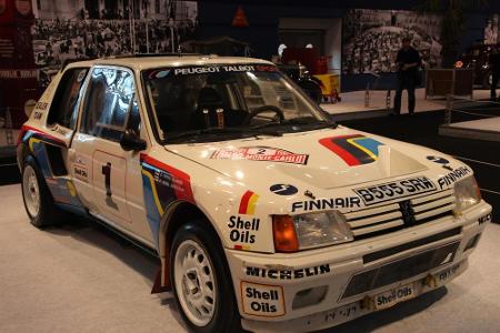 Im Vergleich zu anderen Renn-Kisten sah der Peugeot noch recht zivil aus. Doch es gab auch Versionen mit riesigem Heckflügel.