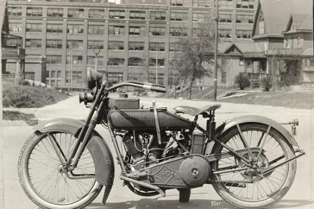 Im Jahre 1921 stellte das Unternehmen zum ersten Mal den 74er-Motor vor. Beim 1921 J Modell leistete der V2 zunächst 18 PS. ...