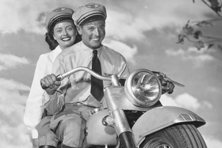 Die ersten hydraulischen Teleskopgabeln bei Harley-Davidson erschienen 1949 auf den Hydra-Glide-Modellen.