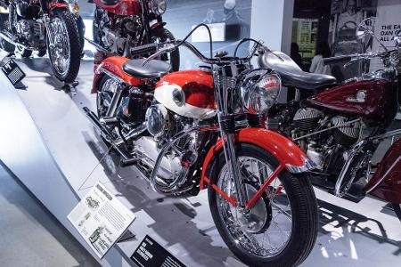 Der Sportster-Motor mit einem Hubraum von 883 cm³ erreichte je nach Version zwischen 40 und 56 PS. Ab 1972 erhielt der Motor...