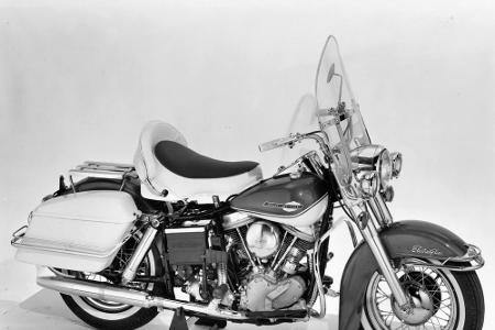 Im Jahre 1965 wurde das erste Electra Glide Motorrad eingeführt. Damit kamen die Fahrer in den Genuss eines bequemen, elektr...