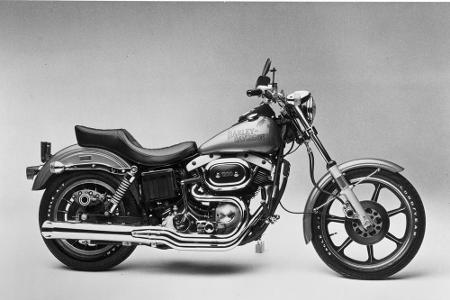 Der FXS Low Rider kam 1977 auf den Markt. Das Aussehen mit Drag-Style-Lenkern, der abgesenkten Sitzposition sowie den einzig...