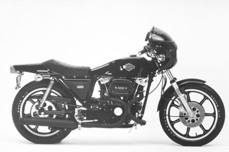 Die vom Designer Willie G. Davidsons erstellte dynamische Version des Sportsters, der Cafe Racer, erschien im selben Jahr.