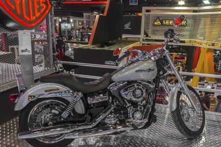 Die aktuellen Dyna-Modelle in Deutschland haben einen Twin-Cam-103-Motor mit einem Hubraum von 1690 cm³ und einer Leistung v...