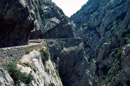 Wer davon ausgeht, dass es in Europa keine gefährlichen Straßen gibt, der liegt komplett daneben. Bei Gorges de Galamus in F...