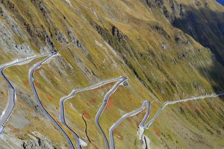 Der Passo dello Stelvio in Italien verbindet die Lombardei mit dem Trentino. Es ist die am höchsten gelegene asphaltierte St...