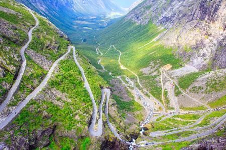 Wer in Norwegen bei Trollstigen fährt, sollte die phantastische Aussicht nicht während der Fahrt genießen, sondern lieber an...