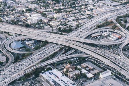 Sie sehen richtig, auch das ist eine der gefährlichsten Straßen der Welt! Die Judge Harry Pregerson Interchange in Los Angel...