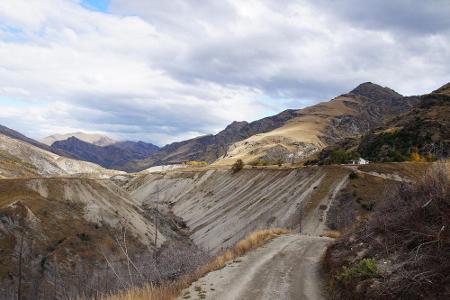 Auch auf der anderen Seite der Welt müssen Autofahrer gut aufpassen. Nahe Queenstown auf Neuseeland befindet sich die Skippe...