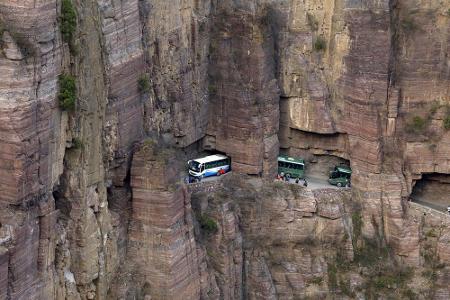 Sie sehen richtig, diese Straße geht durch den Berg! Der Guoliang Tunnel in China ist rund 1,2 Kilometer lang und führt durc...