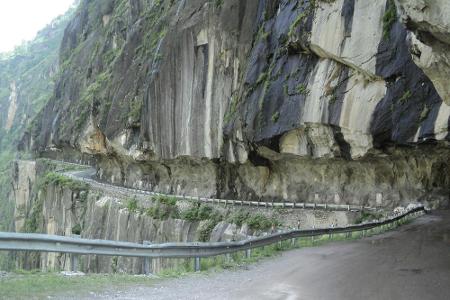 Hier geht es steil runter. Entlang des Kinnaur-Tals in Indien befindet sich eine Straße, die aufgrund zahlreicher durch Fels...
