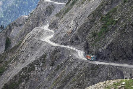 Auch der Srinagar-Leh Highway am Zojila Pass in Indien ist eine sehr tückische Stelle. Keine Leitplanken, kein Asphalt. Über...