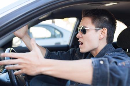 Platz 8 - Spätstarter: Das kennt jeder, die Ampel schaltet auf Grün und der Vordermann fährt nicht los. Und schon wird gehup...