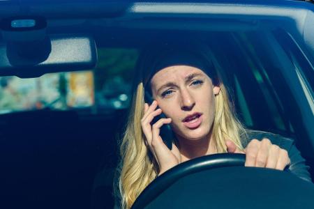 Platz 4 - Vieltelefonierer: Wer am Steuer mit seinem Smartphone telefoniert, begeht nicht nur eine Ordnungswidrigkeit, er ge...