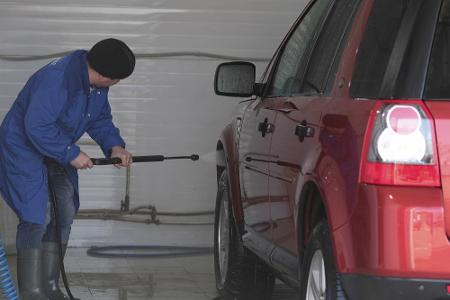 Strahlen Sie ihr Auto konsequent ab. Vergessen Sie dabei auch nicht die Radkästen, Einstiege und vor allem den Unterboden. V...