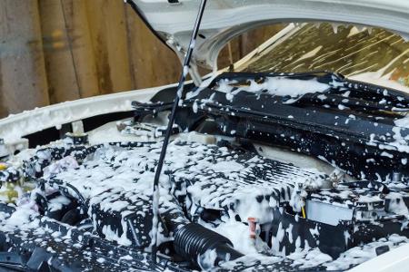 Ein Motorwäsche ist nicht in allen Waschcentern erlaubt, deswegen vorher nachfragen. Und bedenken Sie: Durch den Motorraum l...