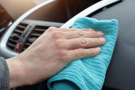 Für Kunststoffteile reicht zumeist aber auch Wasser und Spülmittel. Wichtig: Danach sollte das Auto gut durchlüftet und getr...