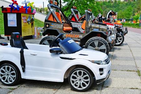 Von fast originalgetreu geschrumpften SUVs bis zu Fantasie-Geländewagen - das Spektrum der Kinder-Autos ist riesig. Hier ein... Von fast originalgetreu geschrumpften SUVs bis zu Fantasie-Geländewagen - das Spektrum der Kinder-Autos ist riesig. Hier ein...