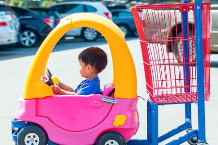 So fängt es oft an: Als Anhängsel vorm Einkaufswagen beim Shopping-Trip. Der positive Nebeneffekt: Quengeln wird so vorgebeugt.