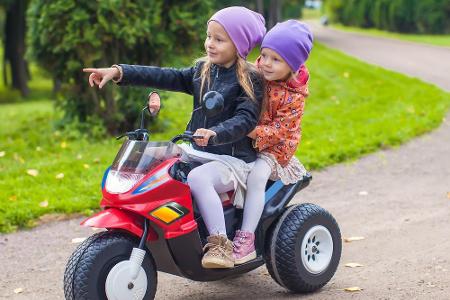 Schon etwas wackeliger: Ein Dreirad, hier im Motorraddesign und mit Vollplastikreifen. Fahrdynamisch wohl nicht sehr überzeu...