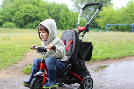 Eher ein Kleinkindfortbewegungsmittel - allein schon wegen der Schiebevorrichtung. Auf Erwachsenen-Niveau ist bei diesem Dre...