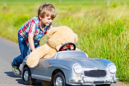 Wer sein Auto liebt, der schiebt. Und wer seinen Teddy liebt, erst recht. Dieser Laufwagen erinnert an die Mercedes-Fahrzeug...