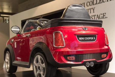 Mini-Elektroautos sind auch eine Art der Kundenbindung und Nachwuchsgewinnung wie Mini mit diesem Cabrio beweist.