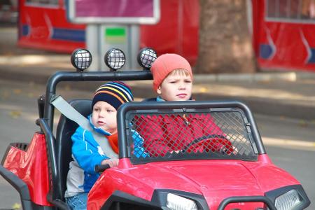 Dieser Doppelsitzer wirkt eher wie ein Erwachsenen-Auto als ein Kinderfahrzeug, da er wie eine 1:2-Kopie eines Strandbuggys ...