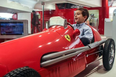 Wenn das sich aufbäumende Pferd an der roten Seite prangt, kann es sich nur um einen Ferrari handeln. Und der zieht auch sch...