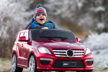 Die Freude ist greifbar, die der junge Pilot im Mercedes verspürt. Da kann man schon mal die kühlen Temperaturen vergessen.
