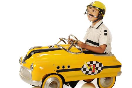 Mit Eleganz im Stil der 50er Jahre ist dieser behelmte Fahrer unterwegs. Es ist jedoch abzusehen, dass ihm der Spaß in diese...