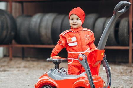 Noch ein Kinderpilot, der Schumi zum Vorbild hat? Der Rennoverall passt zumindest wie angegossen.