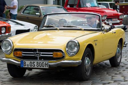 Angefangen hat alles vor 50 Jahren mit diesem schmucken Winzling, dem Honda S800. Dem ersten Wagen aus japanischer Produktio...