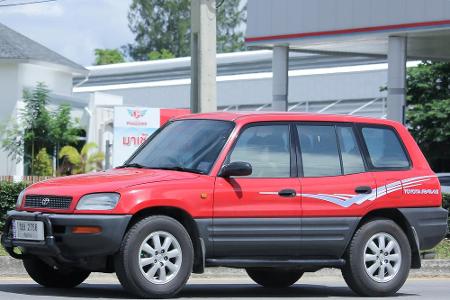 Mit dem RAV 4 schwappte 1994 die SUV-Welle nach Deutschland. Zunächst war er hier äußerst erfolgreich, später zogen alle and...