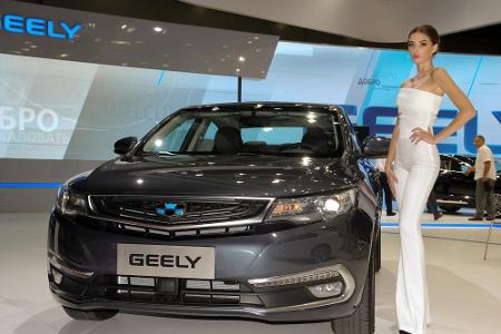 Es ist Geely. Der chinesische Hersteller ist im Reich der Mitte sehr beliebt. Auch die Mitarbeiter sollen sehr glücklich sei...