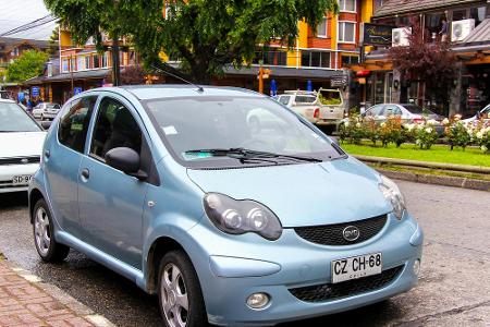 Erst 2003 wurde dieser Hersteller gegründet. Heute ist es führend beim Verkauf von E-Autos. Um wen handelt es sich?