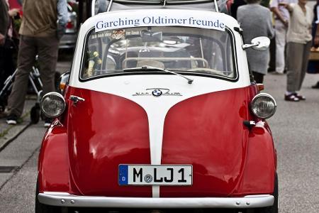 Richtig: die Isetta. Das Rollermobil war nur 350 Kilogramm schwer und wurde über 161.000 Mal verkauft.