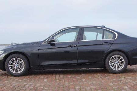 Und so sieht die heutige Baureihe aus, es ist der BMW 3er. Der Oldtimer dagegen stammt aus dem Jahre 1937 und wurde unter de...