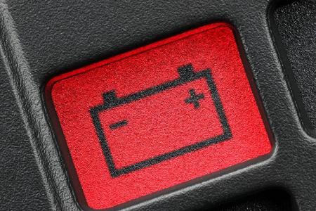 Achten Sie darauf, dass die Batterie Ihres Autos fit ist. Die Kälte setzt ihr extrem zu. Im schlimmsten Fall eine heiße Wärm...
