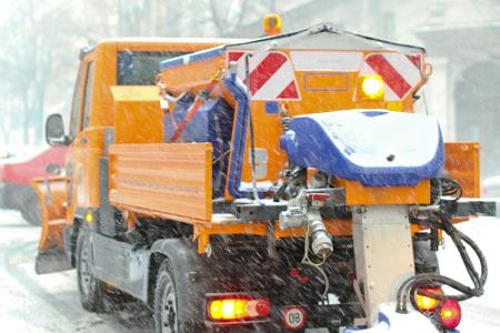 Streufahrzeuge sind ein Segen - direkt hinter ihnen herfahren sollten Sie jedoch nicht. Denn dann kann Salz und aufgewirbelt...