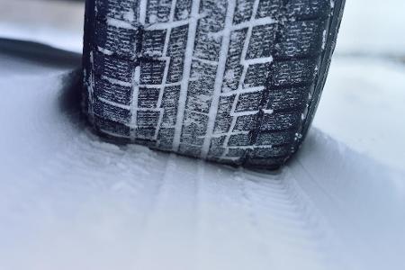 Selbstverständlich sollten Sie mit Winterreifen unterwegs sein. Nicht angepasste Bereifung kann nicht nur ein Bußgeld als Fo...