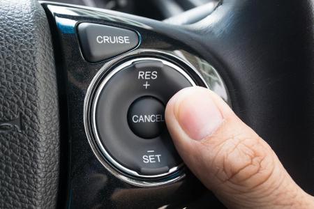 ACC: Die Adaptive Cruise Control ist ein Abstandstempomat, der die Distanz zum Vordermann selbstständig regelt.