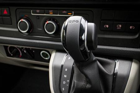 DKG bedeutet Doppelkupplungsgetriebe. Bei VW heißt es beispielsweise DSG. Diese Art des Getriebes arbeitet mit zwei Kupplung...