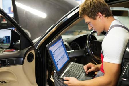 OBD ist die Abkürzung für Onborddiagnose. Damit kontrolliert sich das Fahrzeug während der Fahrt selbst und warnt den Fahrer...