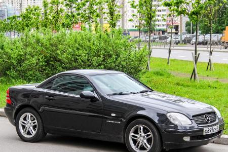 Der Mercedes SLK der ersten Generation machte das Cabriodach aus Blech wieder populär. Inzwischen ist die Talsohle bei den P...